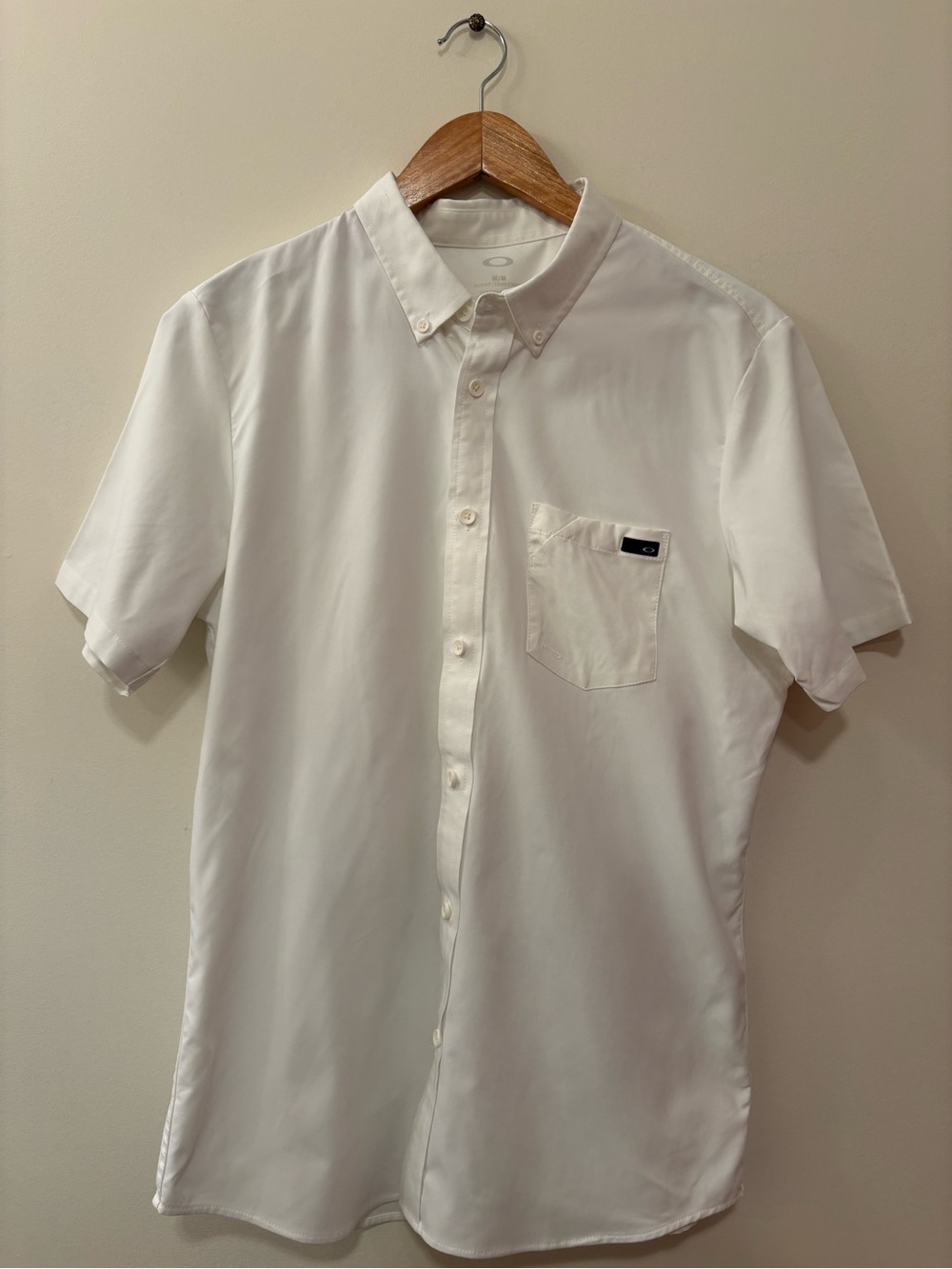 Oakley Medium White Short-Sleeve Button-Down Shirt with Chest Pocket